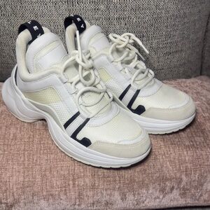 Sisley S68 sneakers with black accents and a chunky sole.